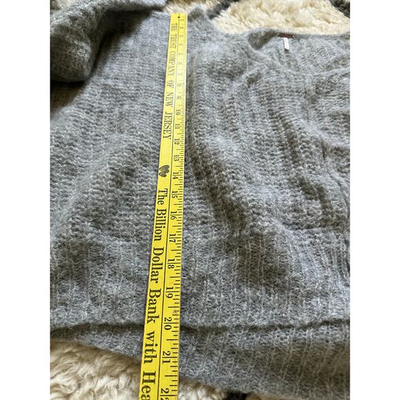 Free People Grey Moonbeam Alpaca Sweater Size L oversized cropped soft wool - Picture 4 of 16